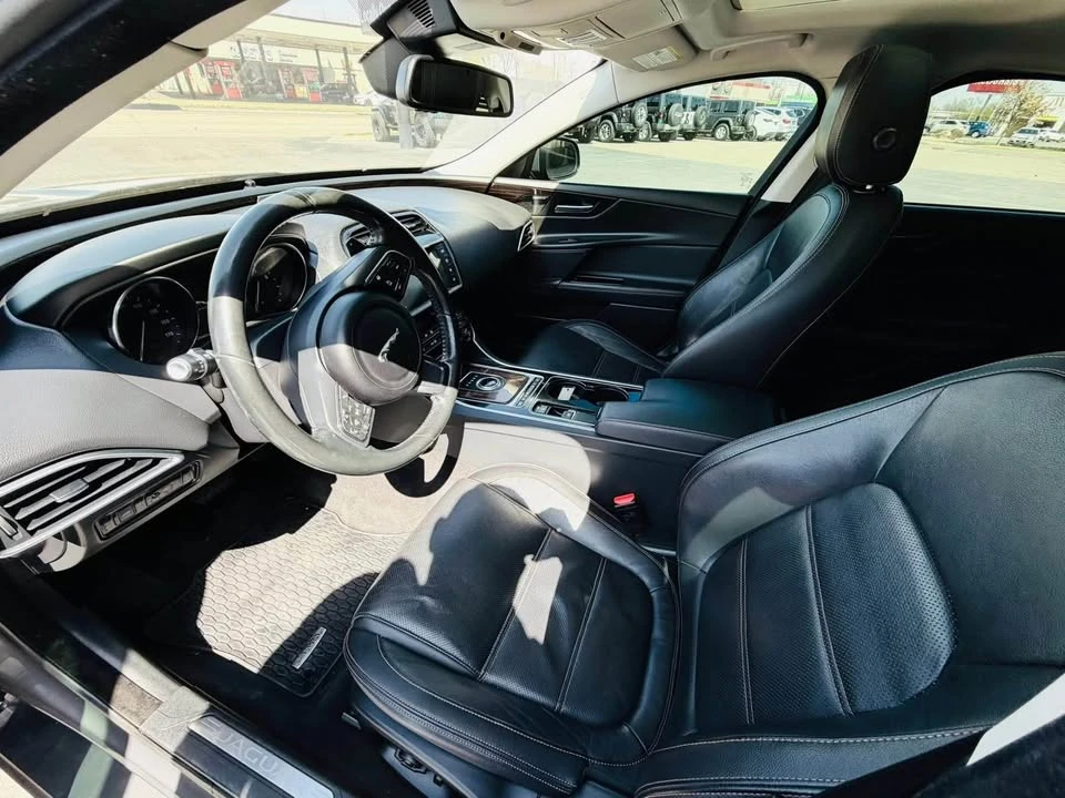 2017 Jaguar XE - Image 5 of 8