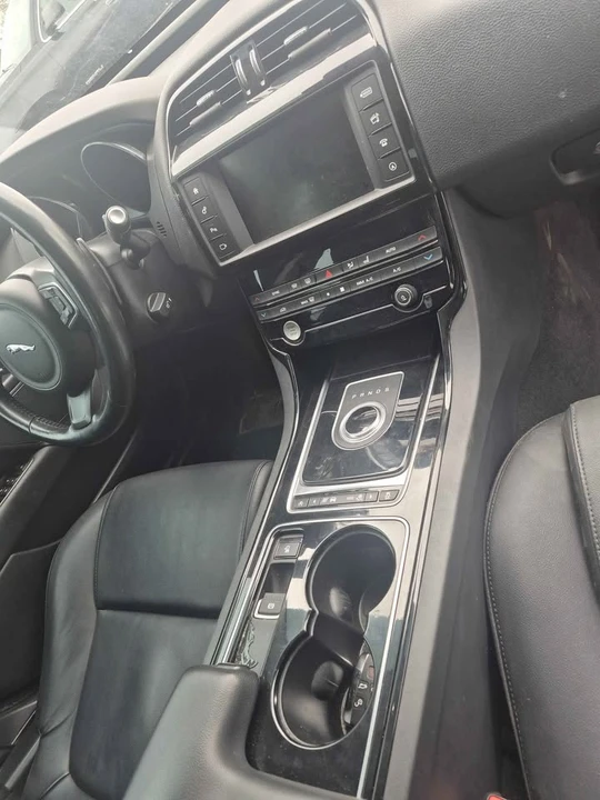 2017 Jaguar XE - Image 8 of 8