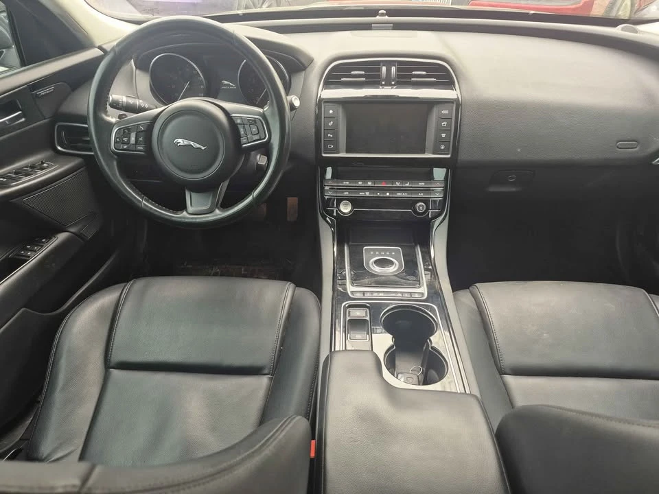 2017 Jaguar XE - Image 5 of 8