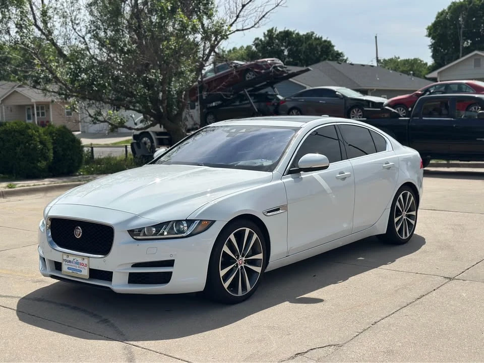 2017 Jaguar XE - Image 9 of 18