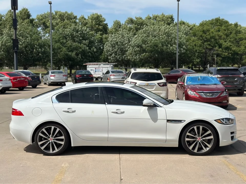 2017 Jaguar XE - Image 4 of 18