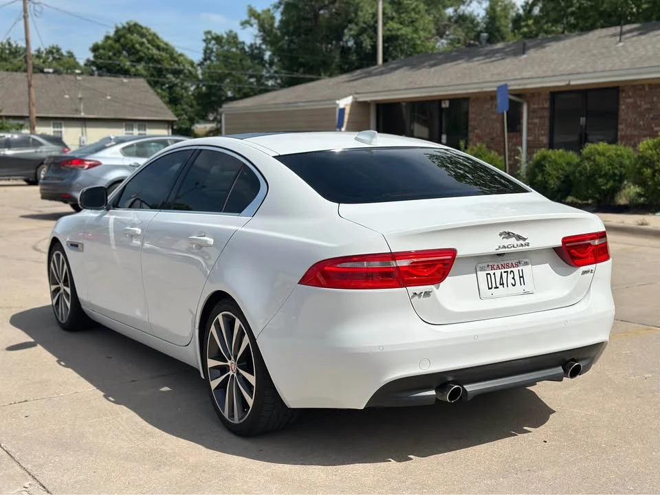 2017 Jaguar XE - Image 7 of 18