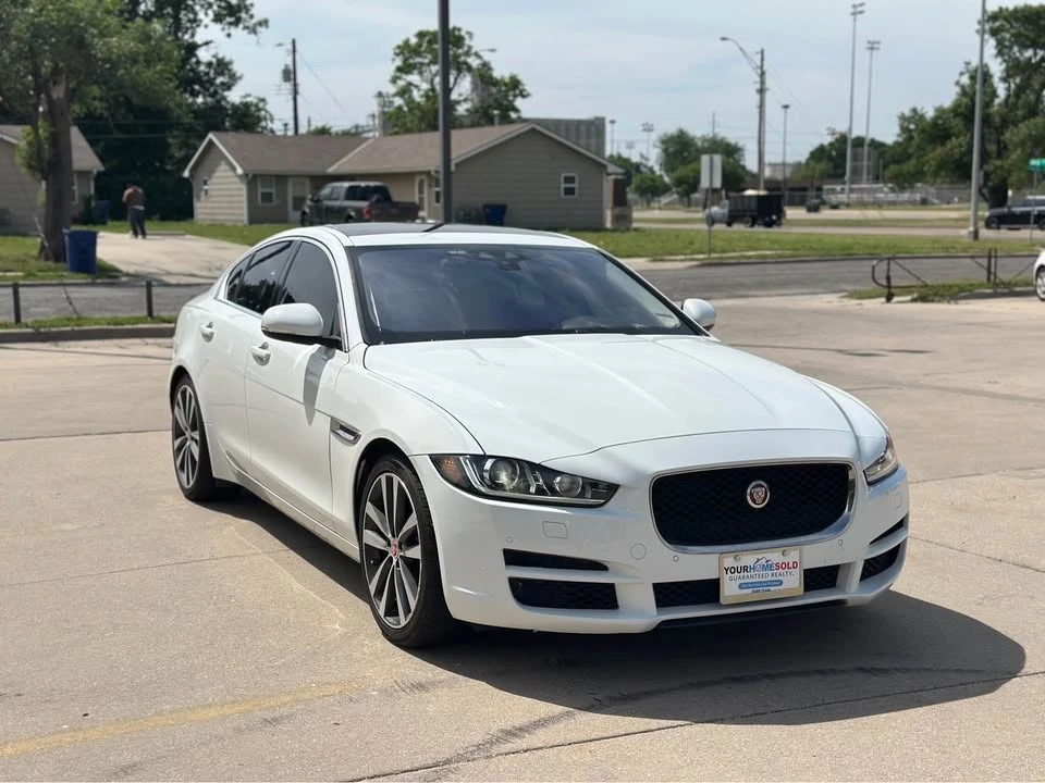 2017 Jaguar XE - Image 3 of 18