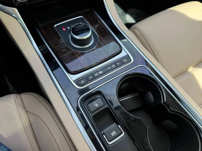 2017 Jaguar XE - Image 16 of 20
