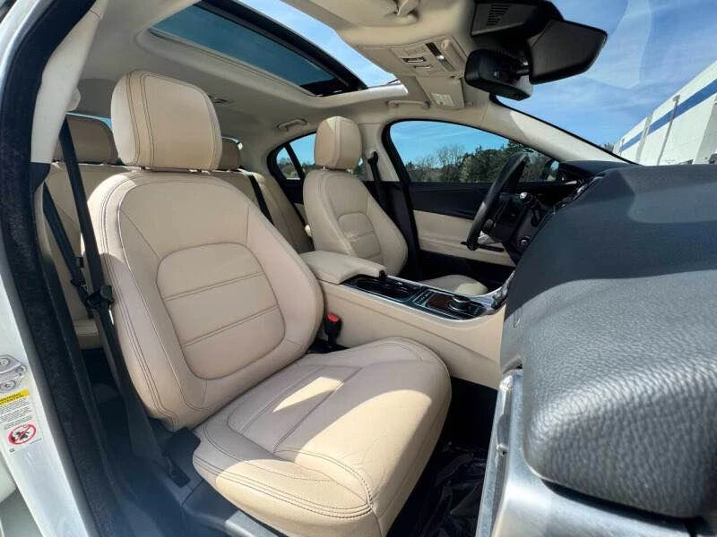 2017 Jaguar XE - Image 11 of 20