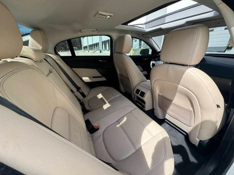 2017 Jaguar XE - Image 18 of 20