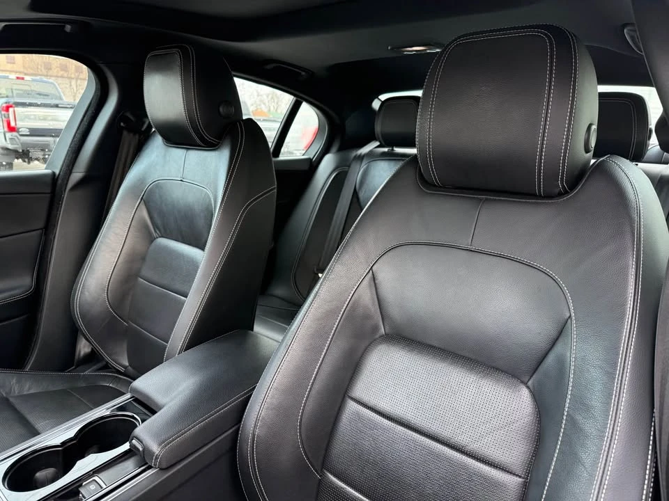2017 Jaguar XE - Image 4 of 15