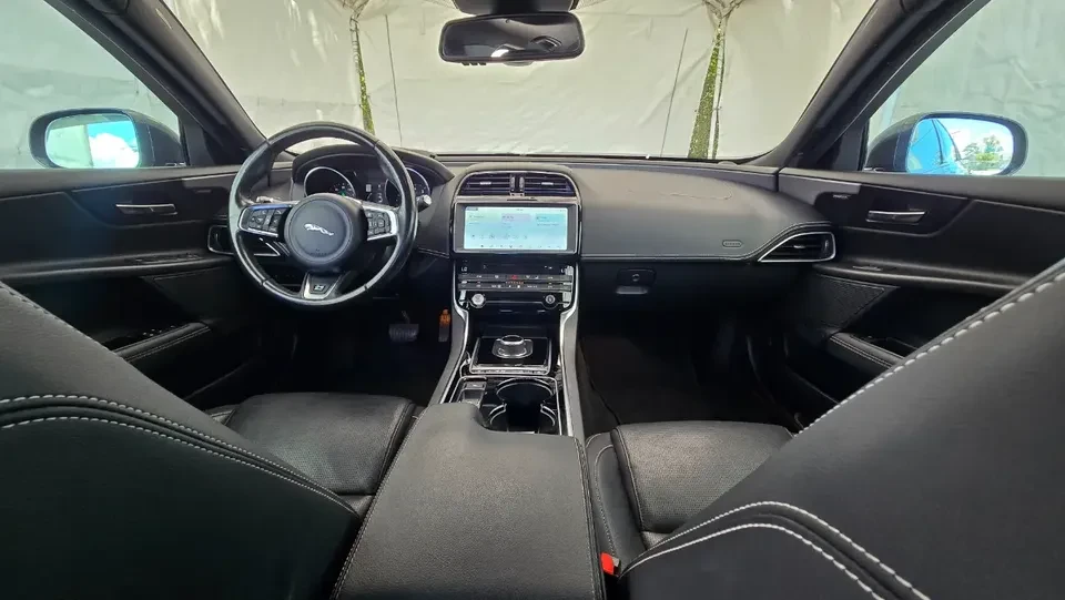 2017 Jaguar XE - Image 17 of 20