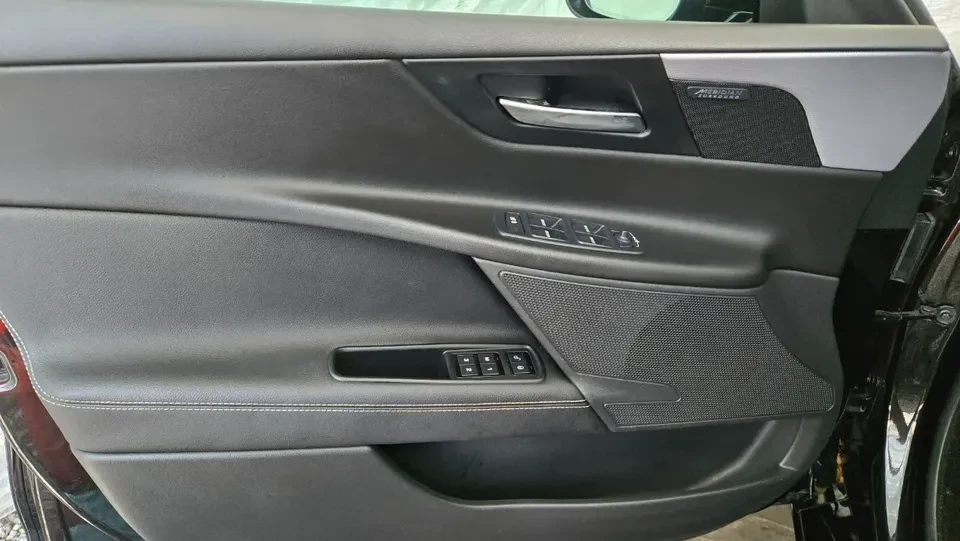 2017 Jaguar XE - Image 11 of 20