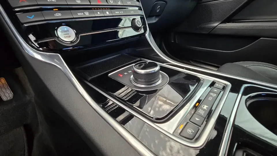 2017 Jaguar XE - Image 14 of 20