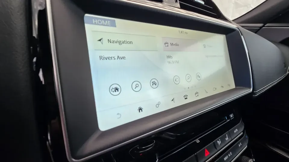 2017 Jaguar XE - Image 13 of 20