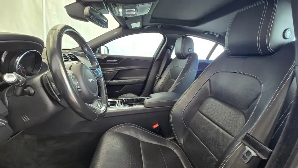 2017 Jaguar XE - Image 10 of 20