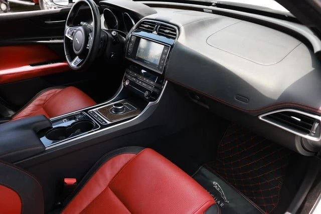 2017 Jaguar XE - Image 17 of 19