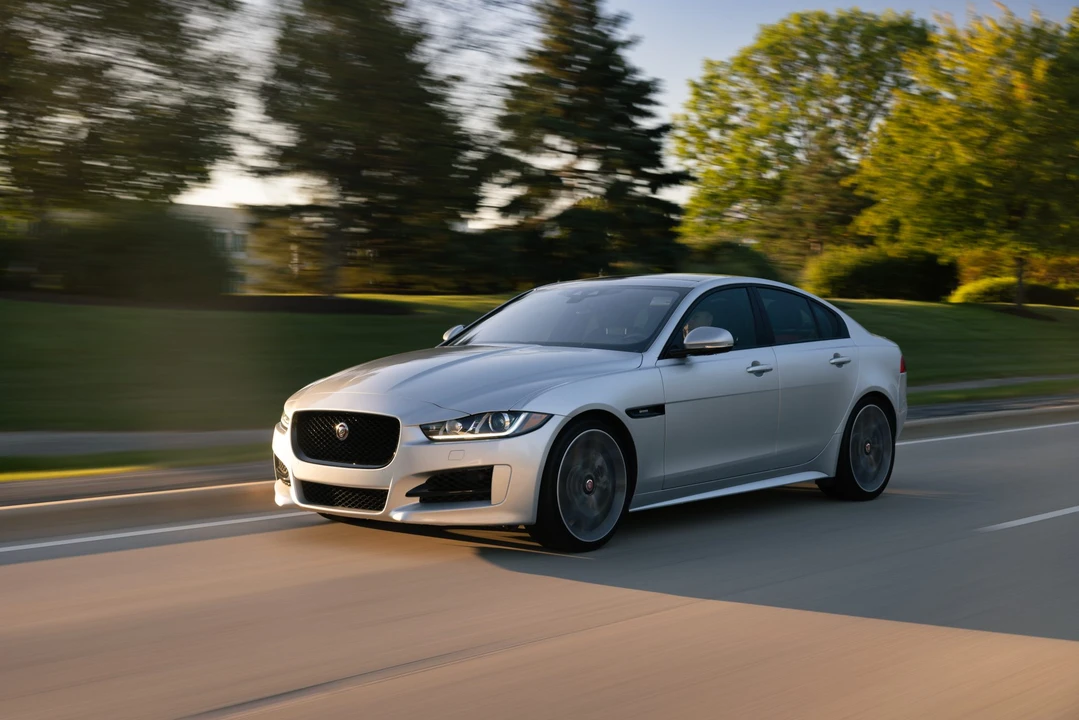 2017 Jaguar XE - Image 4 of 31