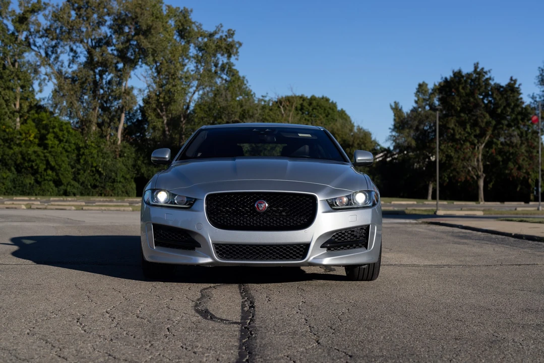 2017 Jaguar XE - Image 7 of 31