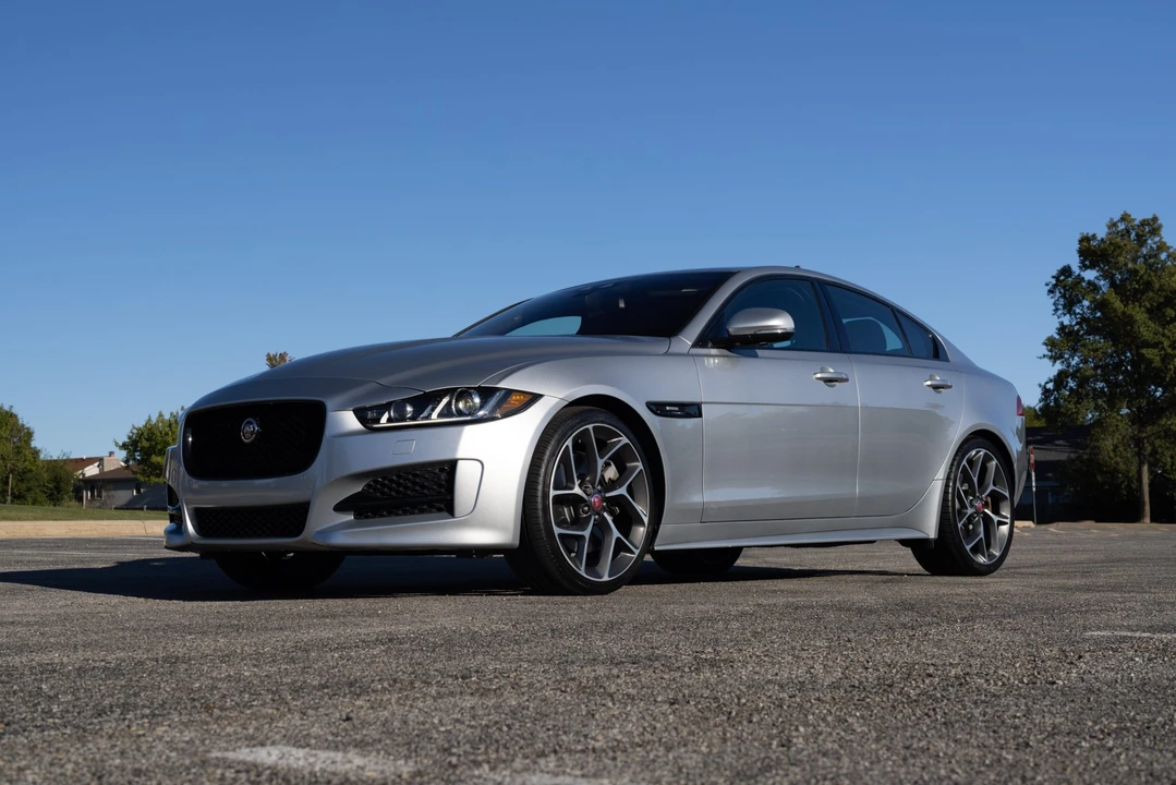 2017 Jaguar XE - Image 2 of 31