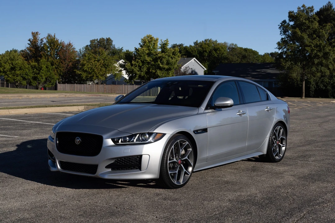 2017 Jaguar XE - Image 3 of 31