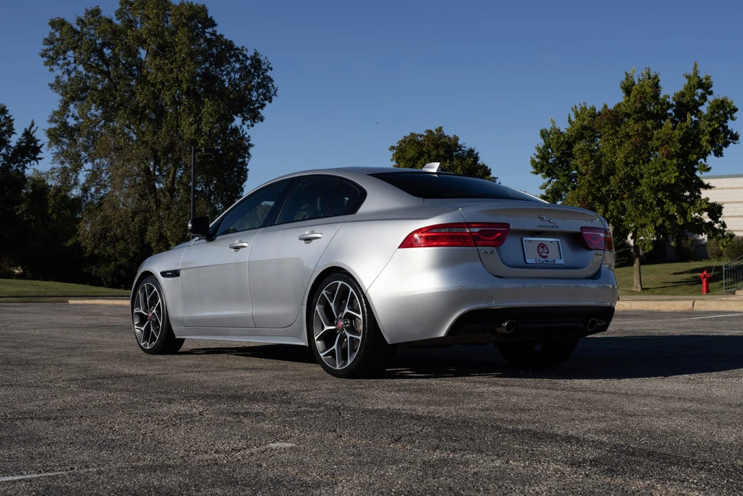 2017 Jaguar XE - Image 18 of 31