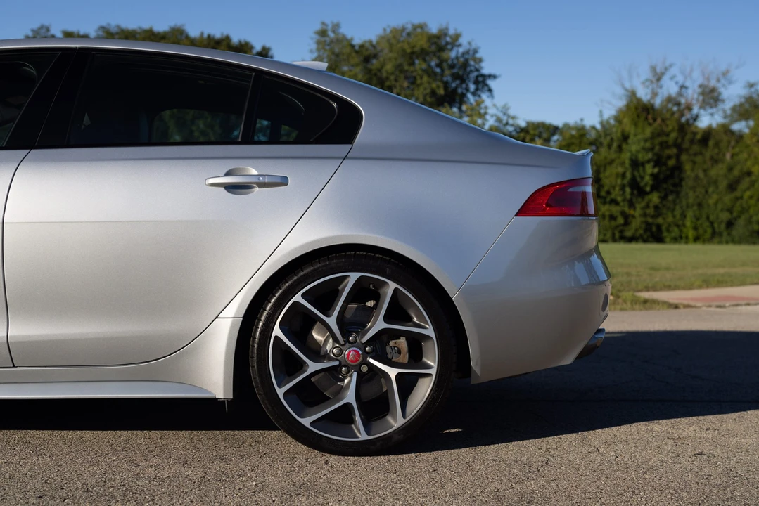 2017 Jaguar XE - Image 25 of 31