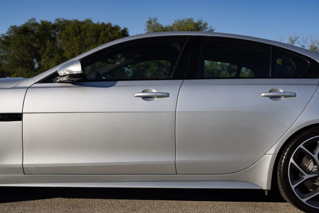 2017 Jaguar XE - Image 24 of 31