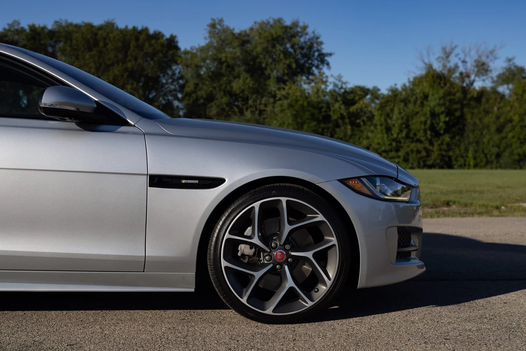 2017 Jaguar XE - Image 28 of 31
