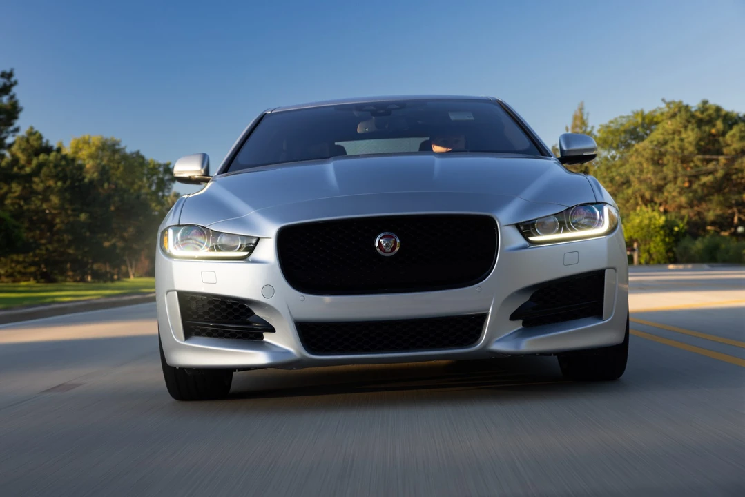 2017 Jaguar XE - Image 8 of 31