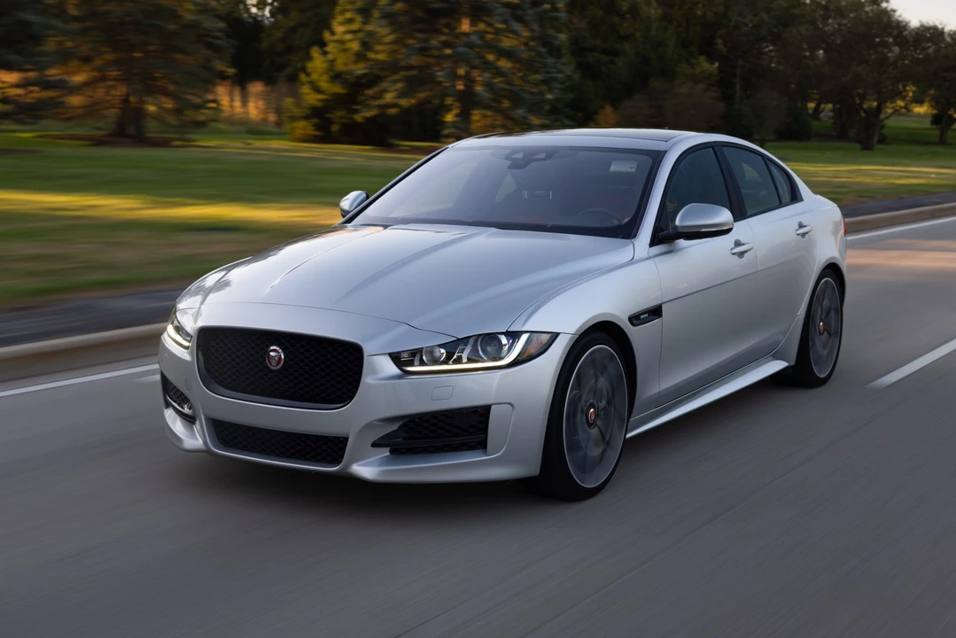 2017 Jaguar XE - Image 6 of 31