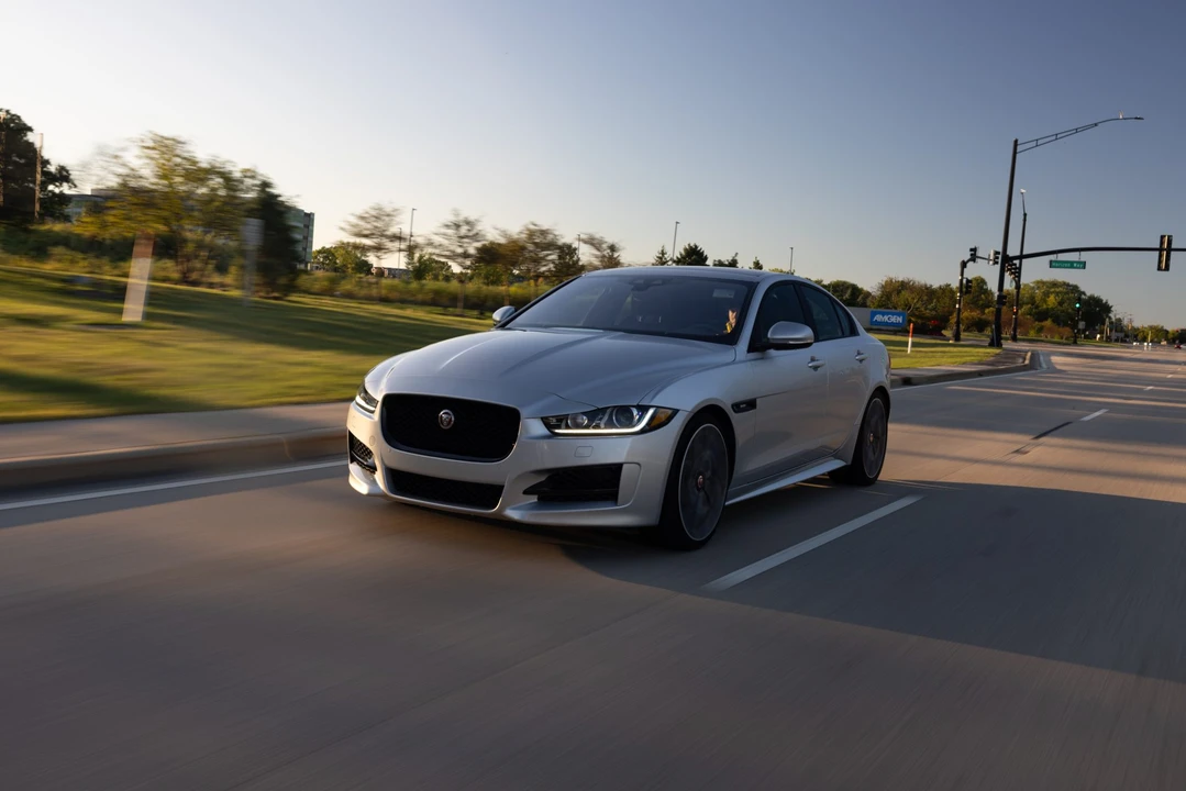 2017 Jaguar XE - Image 5 of 31