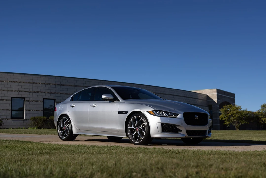 2017 Jaguar XE - Image 10 of 31