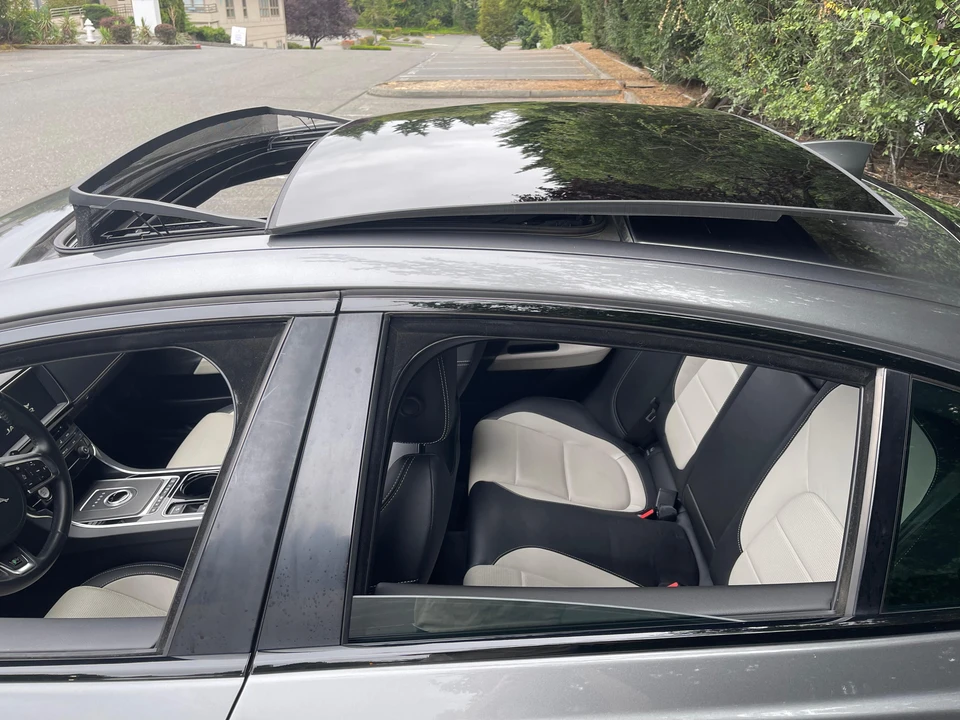2017 Jaguar XE - Image 24 of 31