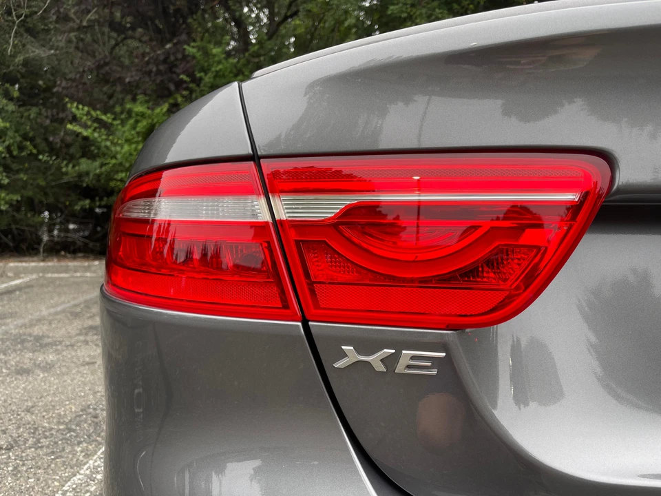 2017 Jaguar XE - Image 27 of 31