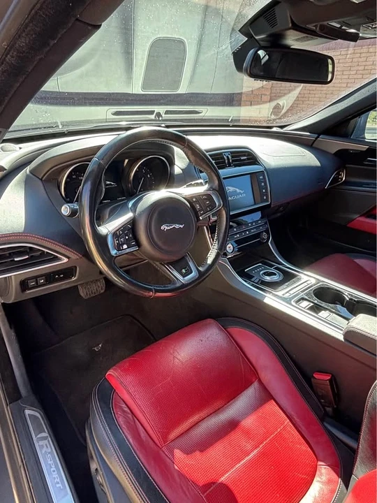 2017 Jaguar XE - Image 9 of 18
