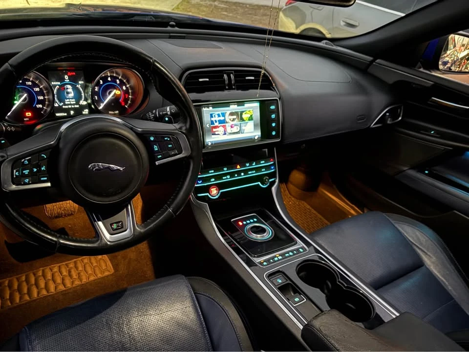 2017 Jaguar XE - Image 12 of 13