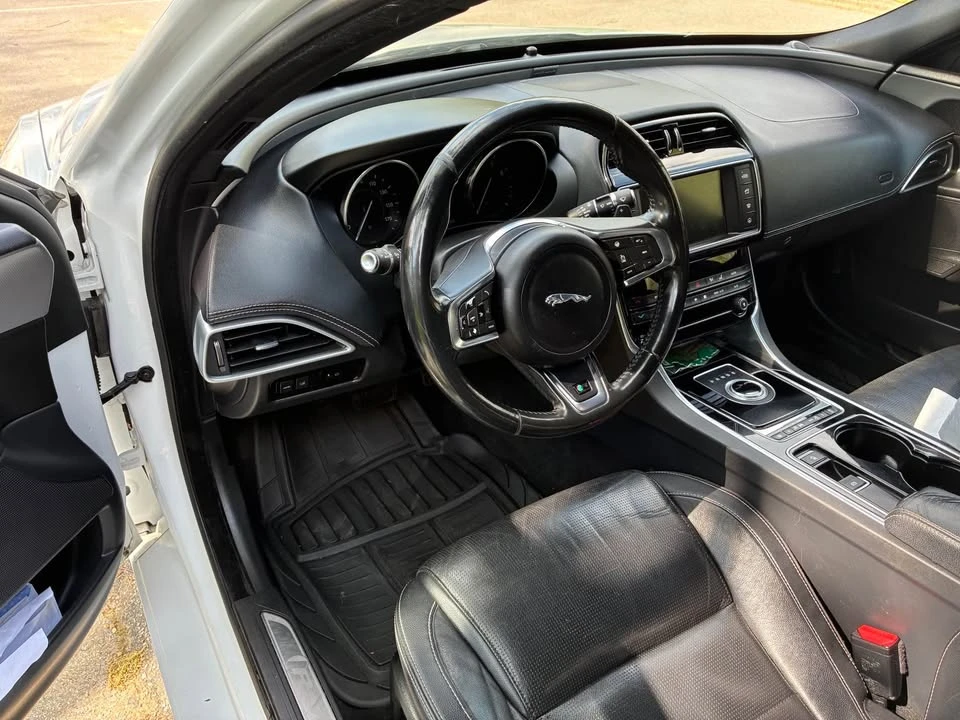 2017 Jaguar XE - Image 6 of 12