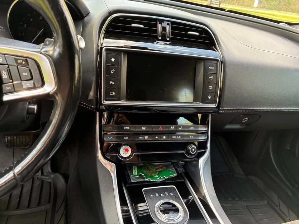 2017 Jaguar XE - Image 8 of 12