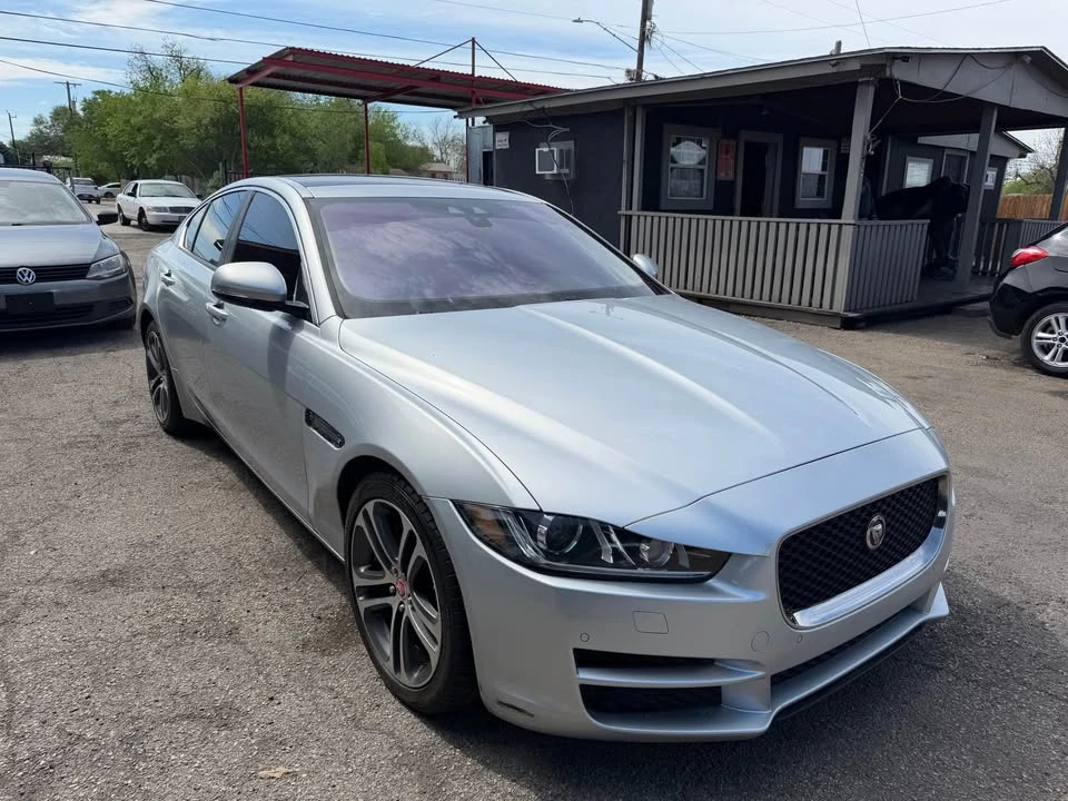 2017 Jaguar XE - Image 5 of 6