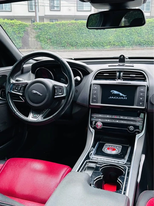 2017 Jaguar XE - Image 13 of 20