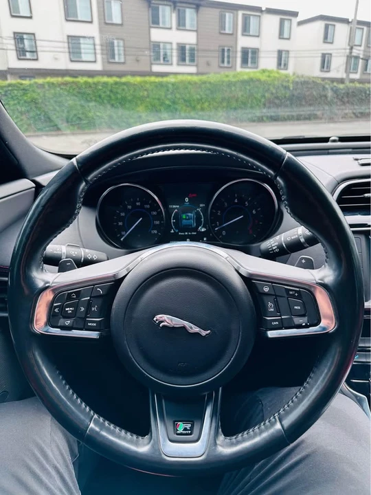 2017 Jaguar XE - Image 15 of 20