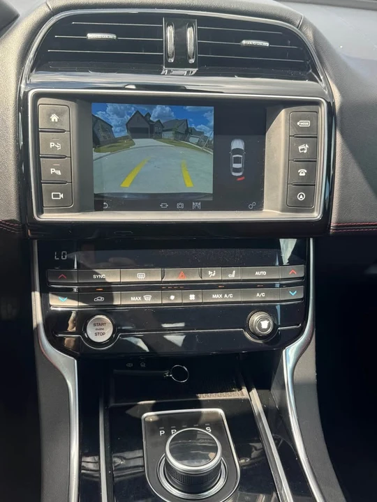 2017 Jaguar XE - Image 9 of 18