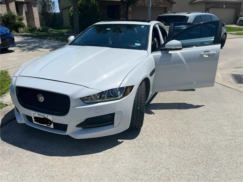 2017 Jaguar XE - Image 4 of 19