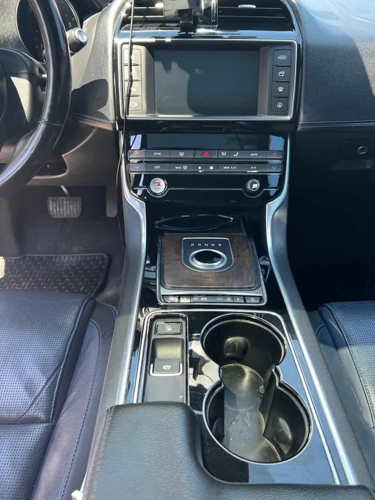 2017 Jaguar XE - Image 6 of 19