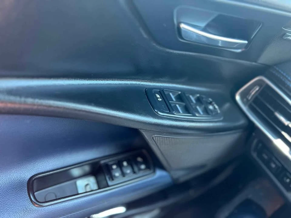 2017 Jaguar XE - Image 7 of 19