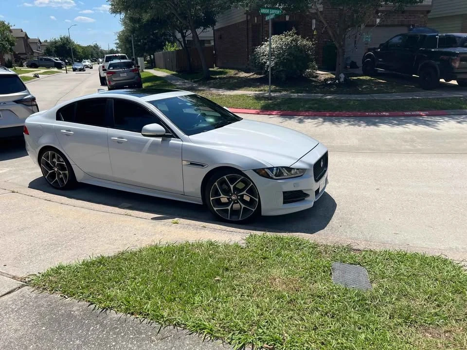 2017 Jaguar XE - Image 11 of 19