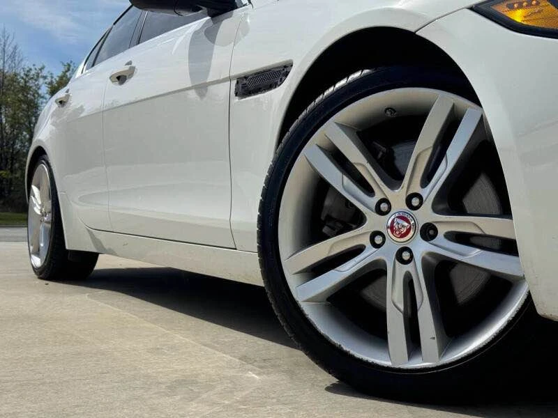 2017 Jaguar XE - Image 5 of 19