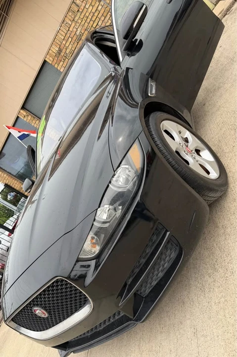 2017 Jaguar XE - Image 4 of 9