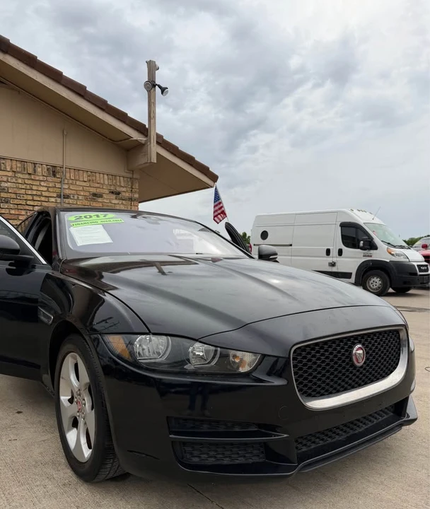 2017 Jaguar XE - Image 3 of 9