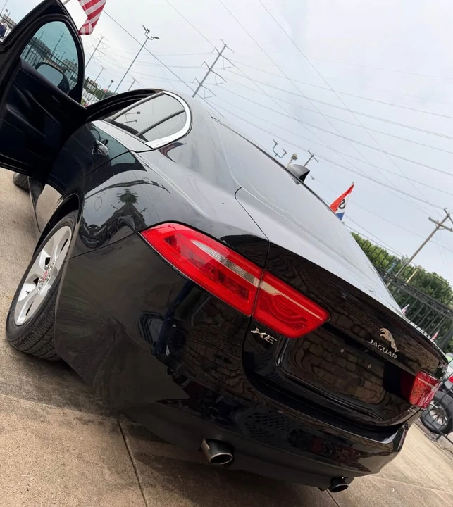 2017 Jaguar XE - Image 5 of 9