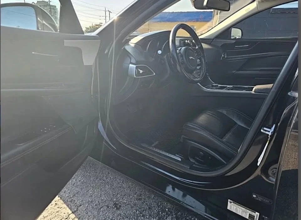 2017 Jaguar XE - Image 6 of 12