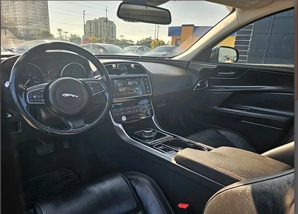 2017 Jaguar XE - Image 10 of 12