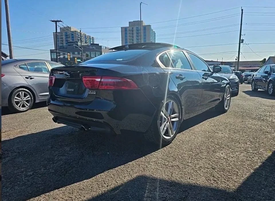 2017 Jaguar XE - Image 5 of 12